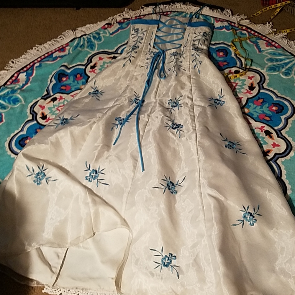 MASQUERADE PROM DRESS - Picture 6 of 8